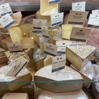 Photo prise au Campbell Cheese &amp;amp; Grocery par Julia S. le12/5/2022