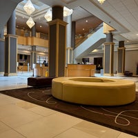 Foto diambil di The Florida Hotel &amp;amp; Conference Center oleh René L. pada 3/22/2023