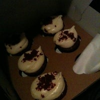 รูปภาพถ่ายที่ Buttercups Cupcakes โดย Brenda S. เมื่อ 11/4/2012