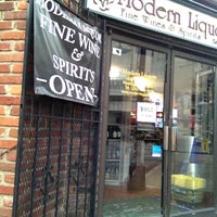รูปภาพถ่ายที่ Modern Liquors โดย William l. เมื่อ 11/3/2012