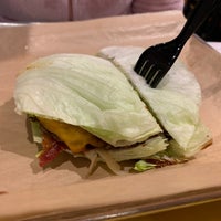 Снимок сделан в MOOYAH Burgers, Fries &amp;amp; Shakes пользователем Yinnie L. 3/6/2020