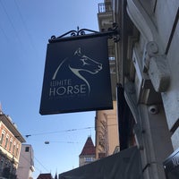 Foto tirada no(a) White Horse Restaurant Pub por Petra Z. em 9/29/2018
