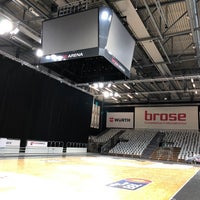 รูปภาพถ่ายที่ brose Arena โดย Tim N. เมื่อ 11/16/2017