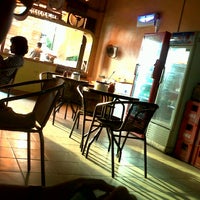 Das Foto wurde bei Burger Gaboh PKU von maya a. am 10/29/2012 aufgenommen