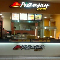 Foto tirada no(a) Pizza Hut Express por Shadownight J. em 10/13/2012