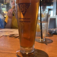 Photo taken at BJ&amp;#39;s Restaurant &amp;amp; Brewhouse by Bill H. on 5/21/2022
