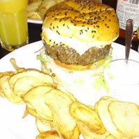 รูปภาพถ่ายที่ Burger&amp;#39;s Club โดย LEONARDO HENRIQUE M. เมื่อ 7/21/2013