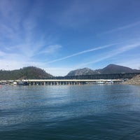 Foto scattata a Bridge Bay at Shasta Lake da Adam C. il 4/1/2018