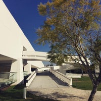 Photo taken at Oscar Niemeyer Museum (MON) by Daniel S. on 8/12/2015