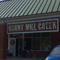 Foto tirada no(a) Burnt Mill Creek Billiards &amp;amp; Wine Bar por Rich H. em 9/26/2015