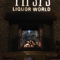 รูปภาพถ่ายที่ Tipsy&amp;#39;s Liquor World โดย Aaron M. เมื่อ 1/21/2020