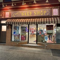 Foto diambil di Carlo&amp;#39;s Bake Shop oleh Erik L. pada 1/16/2022