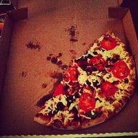 9/27/2012 tarihinde Cayce O.ziyaretçi tarafından Naked Pizza'de çekilen fotoğraf