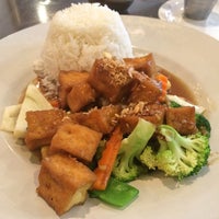Das Foto wurde bei Bangkok Dee Thai Cuisine von Alicia am 4/16/2015 aufgenommen