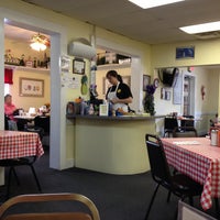 รูปภาพถ่ายที่ Angie&amp;#39;s Restaurant โดย Heather S. เมื่อ 5/7/2013