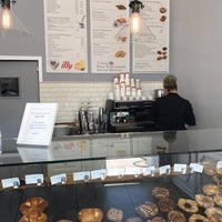 Photo prise au The Scandinavian Bakery &amp;amp; Coffee House par Alexander O. le2/20/2017
