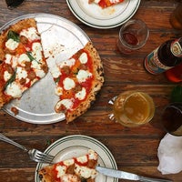 Снимок сделан в Roberta&amp;#39;s Pizza пользователем Leer G. 11/7/2015