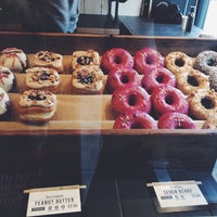 5/28/2016 tarihinde Ayaka N.ziyaretçi tarafından Crosstown Doughnuts &amp;amp; Coffee'de çekilen fotoğraf