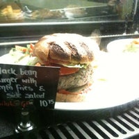 Das Foto wurde bei Green Earth Cafe &amp;amp; Bakery von Elle C. am 11/3/2012 aufgenommen