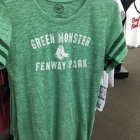 Das Foto wurde bei Red Sox Team Store von Heather H. am 8/5/2016 aufgenommen