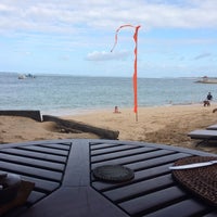 Das Foto wurde bei Coco&amp;#39;s Beach Restaurant von Indra W. am 7/17/2014 aufgenommen