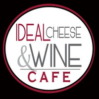 Foto tirada no(a) Ideal Cheese and Wine Cafe por Jacqueline em 7/6/2014