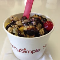 รูปภาพถ่ายที่ BerrySimple Yogurt โดย Nicole L. เมื่อ 5/11/2013