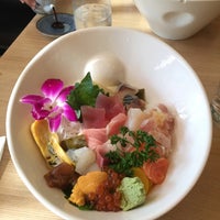 10/22/2016 tarihinde Jenny O.ziyaretçi tarafından Toshi Sushi'de çekilen fotoğraf