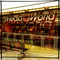รูปภาพถ่ายที่ MediaWorld โดย Michelle D. เมื่อ 10/13/2012