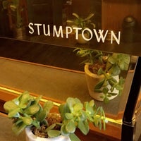 Das Foto wurde bei Stumptown Coffee Roasters von Angela T. am 4/2/2016 aufgenommen