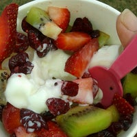 Das Foto wurde bei Bamboo berry frozen yogurt von Muffin E. am 2/26/2013 aufgenommen