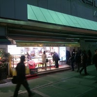 Photo taken at ビアードパパ (BEARD PAPA’S) 渋谷東急東横店 by shin_1971 on 3/4/2013