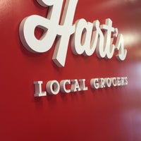 รูปภาพถ่ายที่ Hart&#39;s Local Grocers โดย Jesse F. เมื่อ 5/28/2016