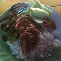 Photo taken at เด หกเอ็ด อาหารตามสั่ง by วาฬ ช. on 4/29/2016