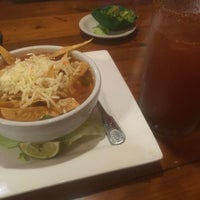 Das Foto wurde bei Los Tres Chiles Mexican Restaurant von L.a. H. am 9/14/2016 aufgenommen