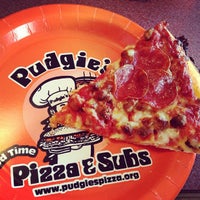 Снимок сделан в Pudgies Pizza пользователем Brian B. 9/23/2012