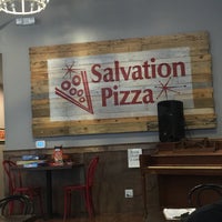 10/6/2015 tarihinde wikkedlilgrrlziyaretçi tarafından Salvation Pizza'de çekilen fotoğraf