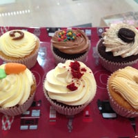 Foto diambil di American Cupcakes oleh Gil M. pada 3/8/2013