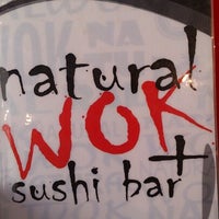 รูปภาพถ่ายที่ Natural Wok + Sushi Bar โดย carlos d. เมื่อ 12/21/2012