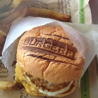 รูปภาพถ่ายที่ BurgerFi โดย Shelly-Ann D. เมื่อ 5/3/2013