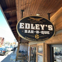 Photo prise au Edley&amp;#39;s Bar-B-Que par Charles W. le1/27/2023