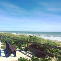 รูปภาพถ่ายที่ Sun On the Beach โดย Christina B. เมื่อ 10/8/2016