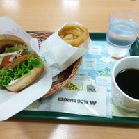 Photo taken at MOS Burger by しーさん し. on 9/28/2017