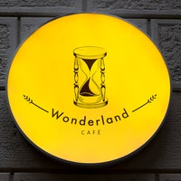 Foto scattata a Wonderland Café da Wonderland Café il 6/13/2016