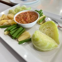 Photo taken at Laem Cha-Reon Seafood by K N. on 5/6/2023