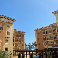 Foto diambil di Marriott&amp;#39;s Marbella Beach Resort oleh Suvodeep D. pada 5/7/2023