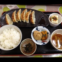 Photo taken at 餃子の店 くう by Yassy g. on 10/13/2012