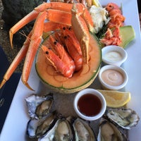 รูปภาพถ่ายที่ Blue Fish Seafood Restaurant โดย Jay S. เมื่อ 2/10/2018