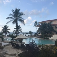 Foto diambil di Coco Beach Resort oleh Jolyn Y. pada 4/22/2017