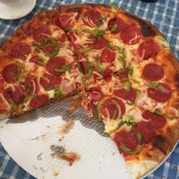 Снимок сделан в Georgios House of Pizza пользователем Barbara O. 4/23/2017